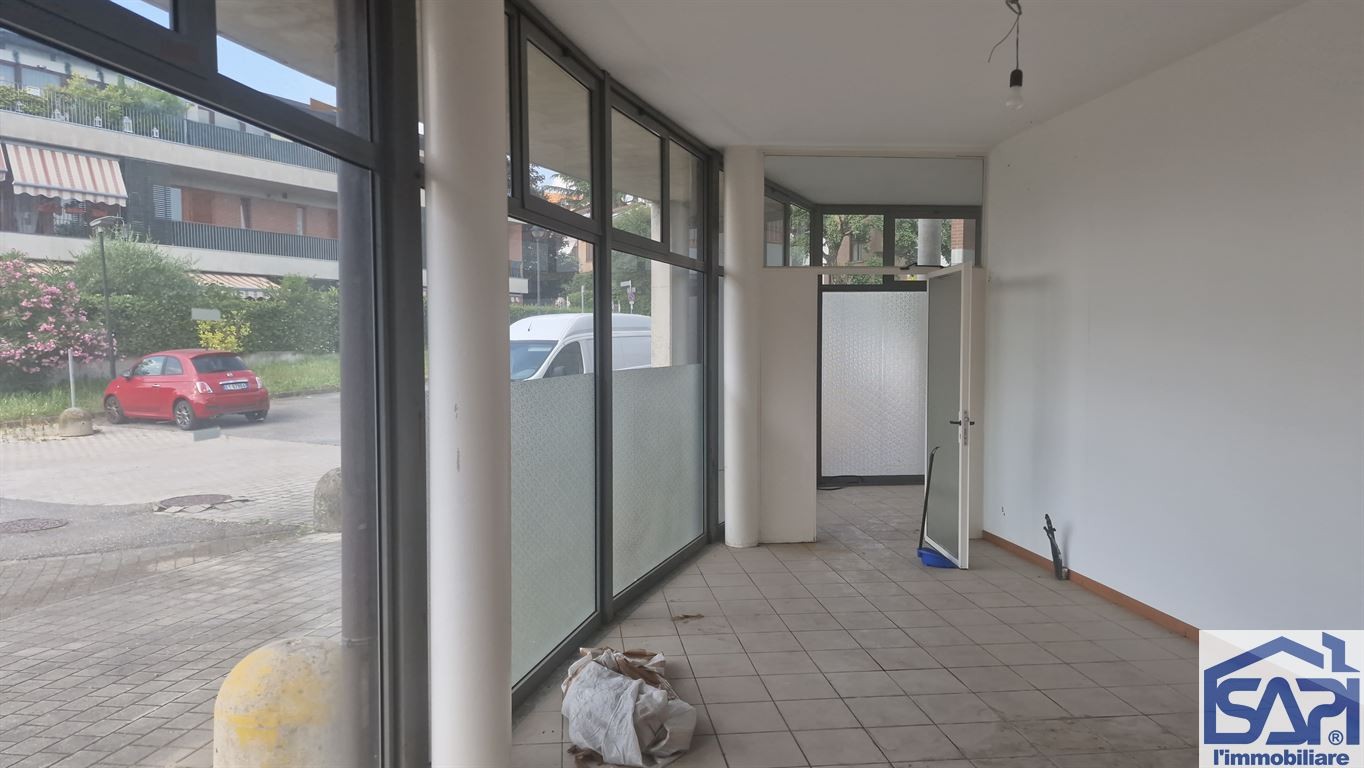 SPAZIO COMMERCIALE VERSATILE CON MAGAZZINO E BOX DOPPIO
