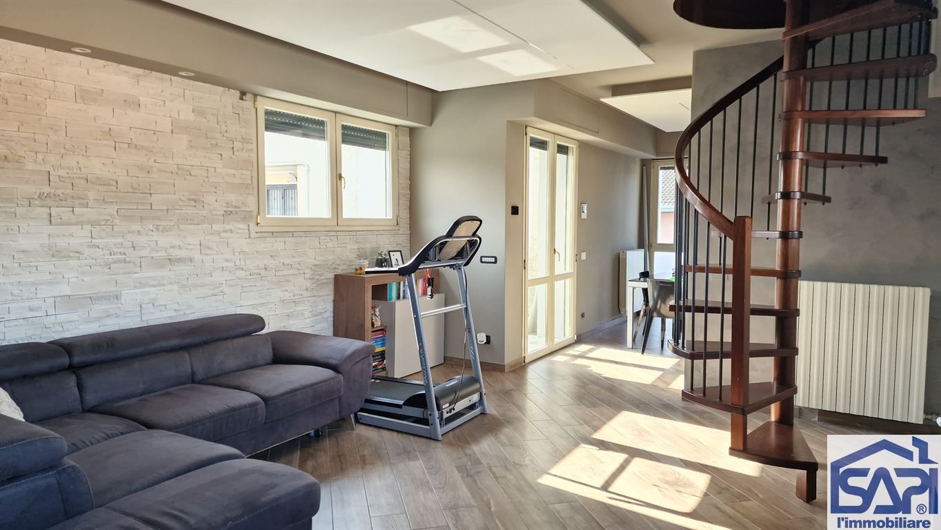 Porzione di villa bifamiliare completamente ristrutturata su più livelli