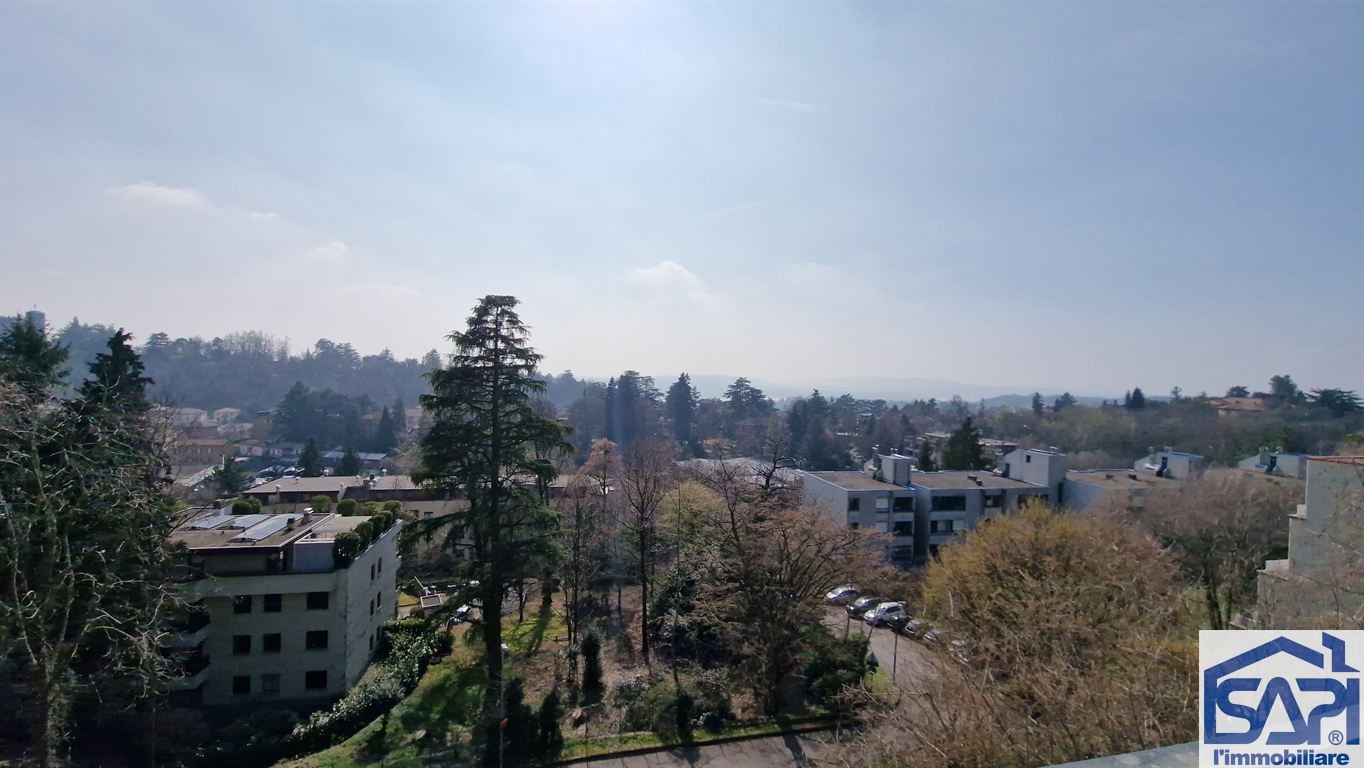 Quadrilocale con Vista Mozzafiato sul Lago di Varese e le sue Montagne