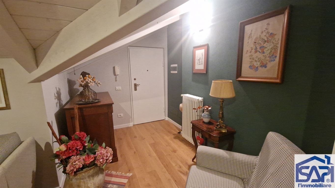 Trilocale con travi a vista